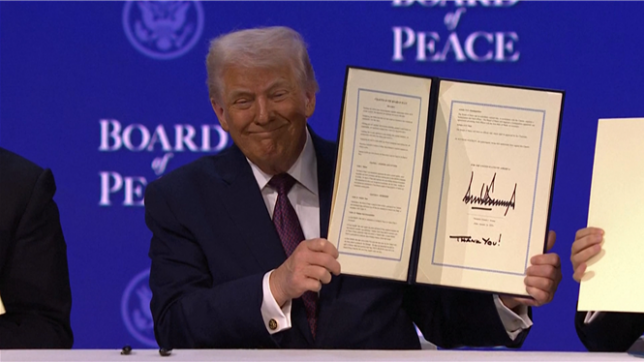 Le président américain Donald Trump signe à Davos, avec d'autres membres fondateurs, la charte de son Conseil de paix, qu'il présente comme un organisme chargé de résoudre les conflits internationaux.