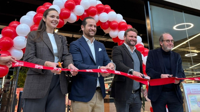 Avec la présence de la ministre Simonet, du CEO Delhaize Alexandros Boussis, du gérant du delhaize Neerpede, Nicolas Dardenne (Obelgix des Diables Rouges), et du bourgmestre d’Anderlecht, Fabrice Cumps