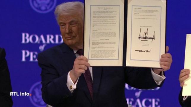 Donald Trump a signé ce matin la charte fondatrice de son Conseil de paix, organe devant oeuvrer à la résolution de conflits dans le monde. Le président américain en est le chef à vie et a annoncé travailler en collaboration avec les Nations Unies.