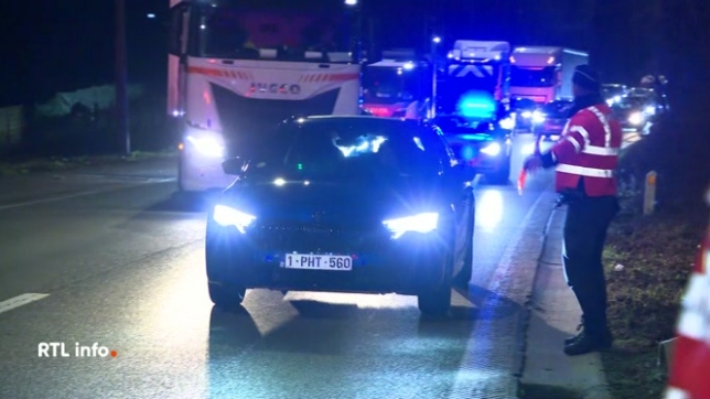 La police a mené le week-end dernier une vaste opération de contrôle sur les routes. Des contrôles d'alcoolémie et de drogue ont été menés; moins d'1% des personnes contrôlées étaient positives à l'alcool. On dénombre cependant 440 retraits de permis.