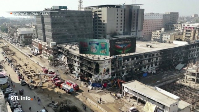 Un incendie dans un centre commercial de Karachi, au nord du Pakistan, a fait au moins 55 victimes. Le site regroupait 1.200 boutiques au lieu des 400 autorisées. De plus, seules deux des sept sorties de secours étaient accessibles.
