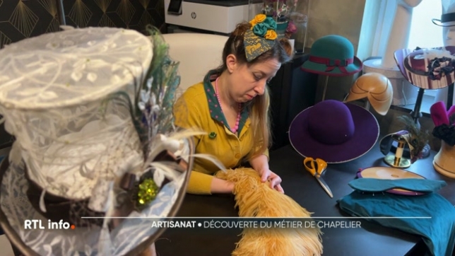 Le métier de chapelier est un métier de plus en plus rare de Belgique. Le chapeau revient cependant à la mode notamment pour les grandes occasions. Découverte de ce métier minutieux dans une petite manufacture de Rochefort.