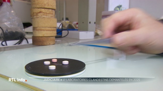 Europol a annoncé hier avoir démantelé un vaste réseau de de production et de distribution de drogues de synthèse. Mille tonnes de produits chimiques ont été saisies, dont 917 en Belgique. Est-ce que cela veut dire que notre pays est devenu une plaque tournante de drogues de synthèse ? Eclairage.