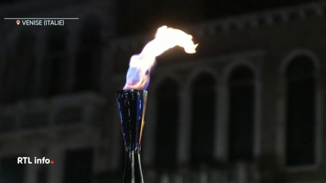 La flamme olympique poursuit son périple à quelques jours des Jeux d'hiver de Milan. Elle a fait halte à Venise lors d'une cérémonie nocturne sur le Grand Canal, passant aussi par la place Saint-Marc et le palais des Doges.