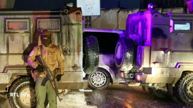 Les affrontements se poursuivent en Syrie entre l'armée et les forces kurdes. Les États-Unis ont commencé à transférer 7 000 prisonniers de l'EI vers l'Irak tandis que Bagdad appelle les pays européens à rapatrier leurs ressortissants.