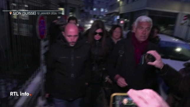 Jacques Moretti est sorti de prison après avoir payé une caution de 215 000 euros tandis que son épouse reste en liberté conditionnelle, les deux sont poursuivis pour homicide par négligence après l'incendie ayant fait 40 morts à Crans-Montana.