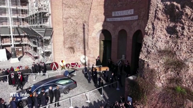 De nombreuses personnalités ont rendu hommage au légendaire couturier italien Valentino, dont les funérailles se tenaient aujourd'hui à Rome. Parmi elles figuraient l’actrice américaine Anne Hathaway et la créatrice Donatella Versace.