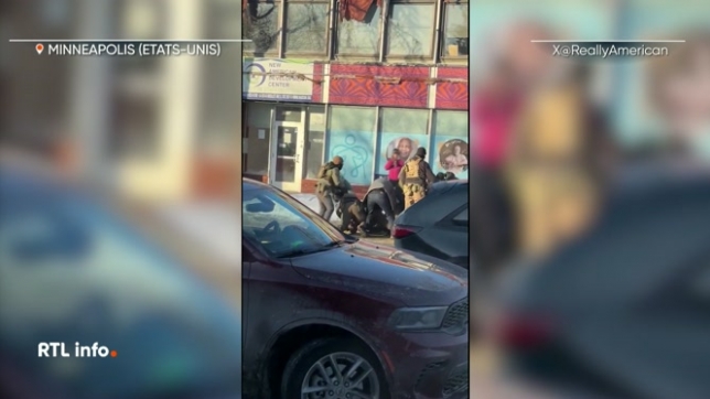 Ces faits surviennent alors que le Minnesota est déjà secoué depuis des semaines par des manifestations visant la police de l’immigration. Les autorités fédérales n’ont, pour l’instant, donné aucun détail sur les circonstances, ni sur l’identité de la victime.