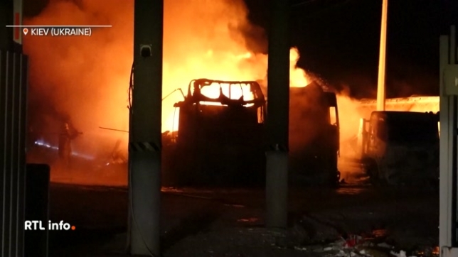 En Ukraine, de nouvelles frappes russes sur Kiev et Kharkiv ont fait 1 mort et des dizaines de blessés la nuit dernière. Et pourtant, malgré cette violence, des délégations ukrainienne, russe et américaine se sont mises autour de la table ce dimanche à Abou Dhabi pour discuter d'un plan de paix.