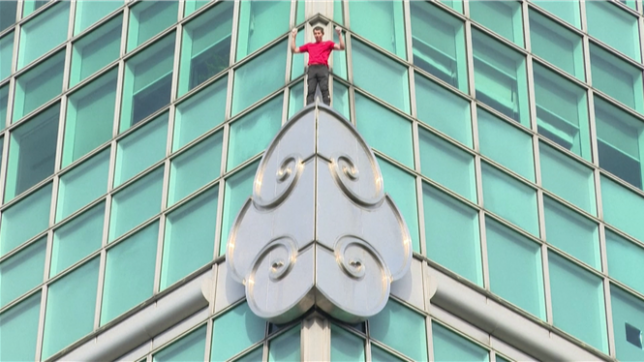 L'Américain Alex Honnold, adepte des ascensions de l'extrême, grimpe  au sommet du Taipei 101, le gratte-ciel le plus haut de Taïwan et l'un des plus grands du monde, sans dispositif de sécurité, sous les yeux de centaines de curieux.