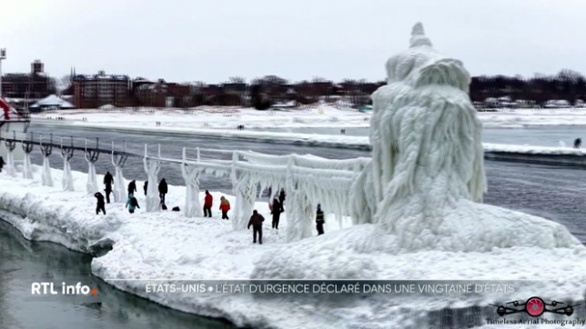 D'une ampleur exceptionnelle, Fern paralyse une partie des Etats-Unis et menace désormais la côte est. Au total, 20 états ont déclaré l'état d'urgence, ainsi que la capitale fédérale Washington DC. Historique, cet épisode météo impacte la vie quotidienne de millions d'Américains.