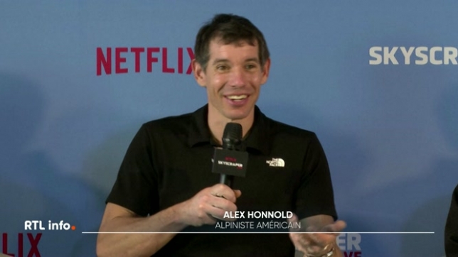 Le grimpeur américain, adepte des sensations de l'extrême, est arrivé au sommet du Taipei 101, le gratte-ciel le plus haut de Taïwan et l'un des plus grands du monde, sans dispositif de sécurité, sous les yeux de centaines de curieux.