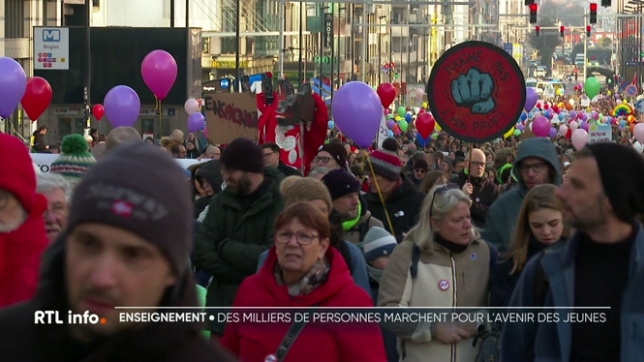 Plusieurs milliers de personnes ont manifesté cet après-midi à Bruxelles pour dénoncer les mesures d'économie dans le secteur de l'enseignement et de la jeunesse, décidées par le gouvernement de la Fédération Wallonie-Bruxelles. Une nouvelle mobilisation citoyenne suivie par Serge Vermeiren.