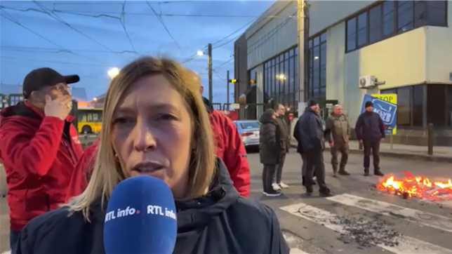 Une grève de cinq jours a débuté sur le rail et sur les routes. Les travailleurs du TEC et de la SNCB se croisent les bras jusqu’à vendredi compris. Depuis ce lundi matin tôt, le dépôt TEC de Jumet est complètement bloqué.