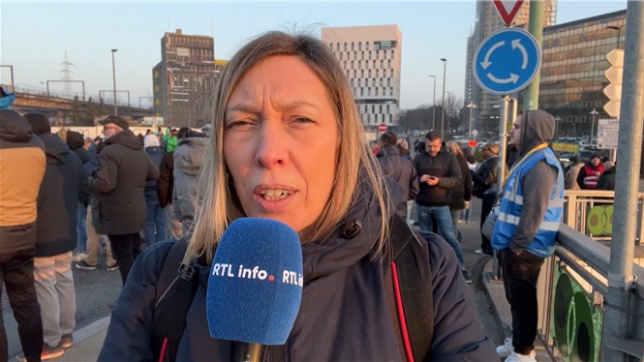 La grève de cinq jours annoncée par la SNCB et le réseau TEC en Wallonie a commencé ce lundi matin. Des actions de bloquage improvisées par les grévistes ont démarré un peu partout. C'est par exemple le cas à Charleroi, où le rond-point près de la gare a été bloqué.