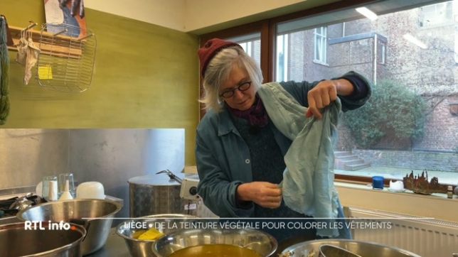 La teinture végétale est une méthode respectueuse de l'environnement pour colorer les vêtements. C'est une technique utilisée par une créatrice et coloriste liégeoise qui met le bleu indigo à l'honneur.