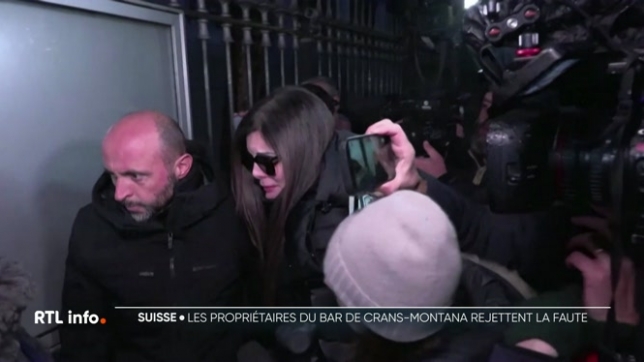 La presse suisse a pu consulter les comptes-rendus d'audition de Jacques et Jessica Moretti, les propriétaires du bar Le Constellation à Crans-Montana. Le couple rejette toute responsabilité et charge son personnel.