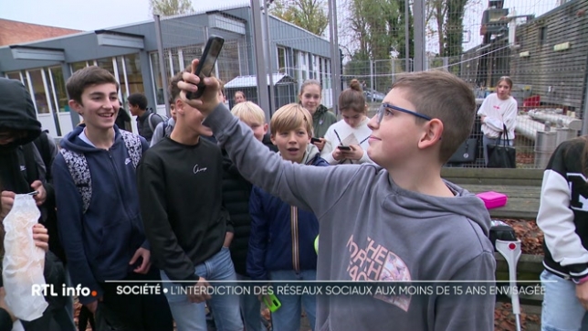 La France s'est lancée dans une procédure accélérée pour aboutir à une loi sur l'interdiction des réseaux sociaux pour les moins de 15 ans. Quelle est la volonté des politiques belges ? La Belgique est-elle compétente et pourrait-elle mettre en place une telle interdiction ? Eclairage.