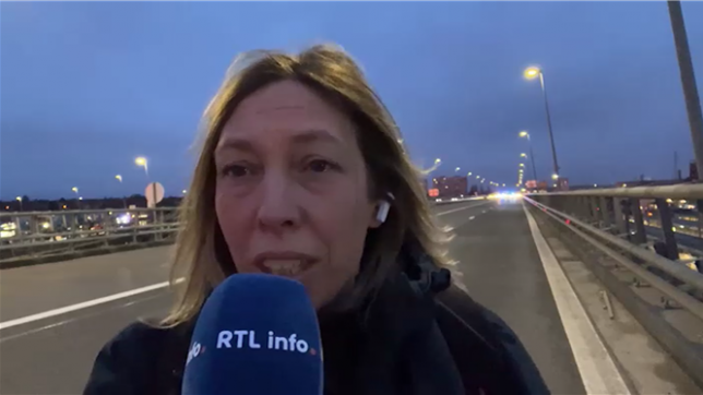 Le mouvement social entamé ce lundi dans les transports publics se poursuit. Les perturbations resteront très importantes ce mardi, tant sur le réseau TEC que sur celui de la SNCB. A Charleroi, des travailleurs du TEC sont carrément montés sur le ring à pied.