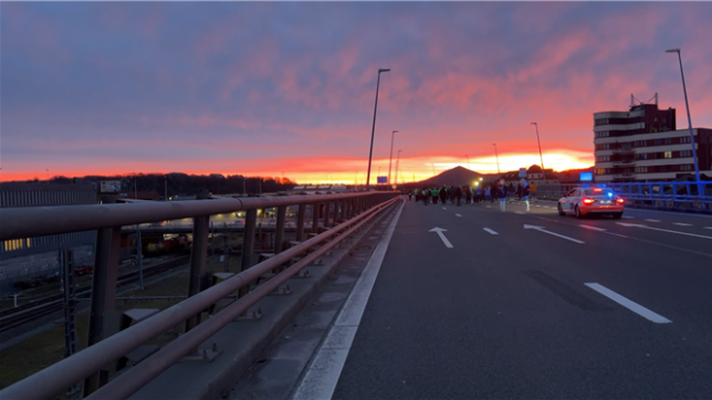 Au deuxième jour de grève dans les transports, le mouvement se durcit à Charleroi où les travailleurs du TEC ont mené une action choc ce matin en heure de pointe : ils ont bloqué le ringafin de sensibiliser les automobilistes à leur action.