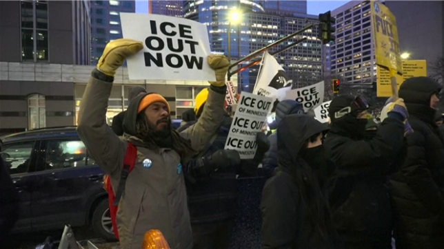 Des agents fédéraux déployés à Minneapolis dans le cadre d’une opération anti-immigration commenceront à quitter la ville mardi, a annoncé la municipalité. Ce retrait intervient après la mort de deux manifestants, tués par des agents fédéraux en janvier, et alors que la pression politique s’intensifie sur l’administration Trump.