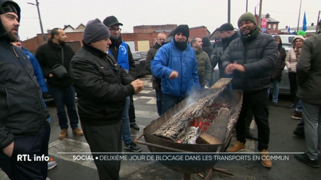 Les chauffeurs des TEC poursuivent leur mouvement pour un deuxième jour consécutif. La mobilisation dépasse désormais le simple blocage des dépôts : à Charleroi, certains grévistes sont même montés sur le petit ring ce matin.