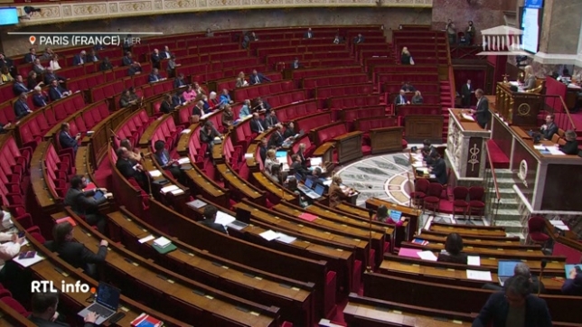 En France, l'Assemblée nationale a adopté mardi matin un texte visant à interdire l'utilisation des réseaux sociaux aux adolescents de moins de 15 ans. Fortement inspirée par l'Australie, le gouvernement français soutient cette nouvelle mesure.