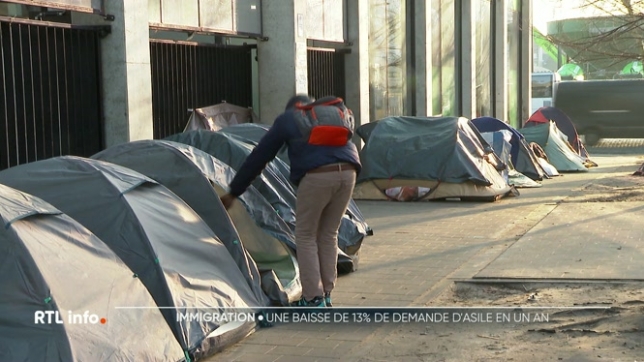 Le gouvernement dresse le bilan de sa politique migratoire, marquée par un durcissement des conditions pour les demandeurs d'asile. Résultat officiel : une baisse de 13 % des demandes en 2025 par rapport à 2024. Des chiffres que nous avons confrontés à la réalité du terrain.