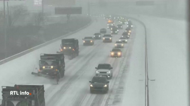 L'Est des Etats-Unis est frappé par une tempête polaire. Les intempéries ont déjà fait au moins 23 morts et plongé près de 600 000 foyers dans le noir, après la chute de poteaux électriques sous le poids de la glace. Dans les prochains jours, le ressenti pourrait descendre jusqu'à –45 degrés.