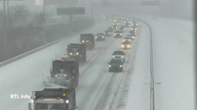 Aux États-Unis, le bilan des intempéries grimpe à 30 morts, dont 7 dans un accident d'avion. Une vague de froid polaire touche des millions de personnes : plus de 530.000 foyers sont sans électricité. Le ressenti pourrait chuter jusqu'à –45 °C.