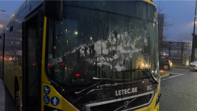 Farine, oeufs, pneus crevés : des bus LeTec cibles de la colère des manifestants