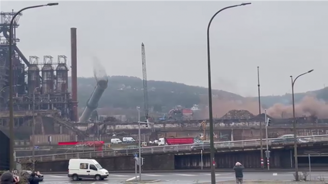 Ougrée : démolition des deux cheminées de 110 mètres du site industriel de l’ancien haut-fourneau B