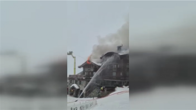 L’incendie qui s’est déclaré mardi soir dans un hôtel 5 étoiles de la station de ski huppée de Courchevel n’est toujours pas maîtrisé, ce mercredi matin. Un autre bâtiment est désormais touché, 270 personnes ont été évacuées.