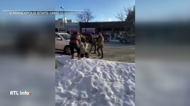 À Minneapolis, un premier rapport montre que ce sont 2 policiers différents qui ont tiré sur l'infirmier Alex Pretti lors d'une altercation. Un rapport qui contredit la première version officielle selon laquelle un agent avait tiré des coups défensifs et que l'infirmier était armé.