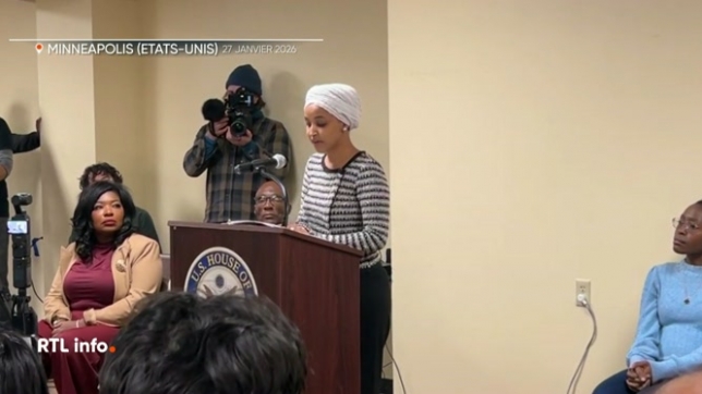 Une élue démocrate, figure de l'opposition à Donald Trump, a été agressée pendant un meeting dans le Minnesota. Un homme l'a aspergée d'un liquide nauséabond. Il a été rapidement maîtrisé. Un acte qui pose la question de la sécurité des élus dans une Amérique divisée.