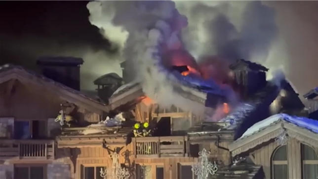 Plus d'une centaine de pompiers sont mobilisés mercredi matin pour contenir un feu intense, déclaré la veille au soir dans un hôtel de la station de ski huppée de Courchevel, où près de 300 personnes ont été évacuées.