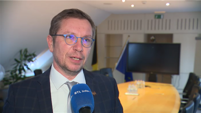 Une grève perturbe fortement les transports publics wallons ce lundi, sur fond de désaccords profonds autour des économies prévues au sein du TEC. Tandis que les syndicats dénoncent une remise en cause d’acquis sociaux et une privatisation accrue, le ministre de la Mobilité affiche son incompréhension face à un mouvement qu’il juge prématuré et pénalisant pour les usagers.