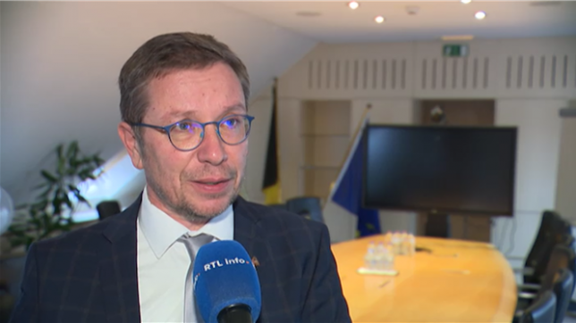 Une grève perturbe fortement les transports publics wallons ce lundi, sur fond de désaccords profonds autour des économies prévues au sein du TEC. Tandis que les syndicats dénoncent une remise en cause d’acquis sociaux et une privatisation accrue, le ministre de la Mobilité affiche son incompréhension face à un mouvement qu’il juge prématuré et pénalisant pour les usagers.