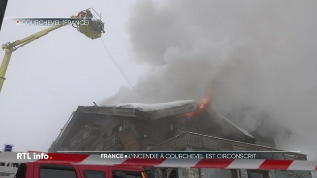 Incendie encore en cours dans un Hotel 5 étoile de Courchevel. Le feu très intense s'est déclaré hier soir et se propage vite par les toitures. 260 personnes ont été évacuées. Une centaine de pompiers luttent toujours pour stopper les flammes.