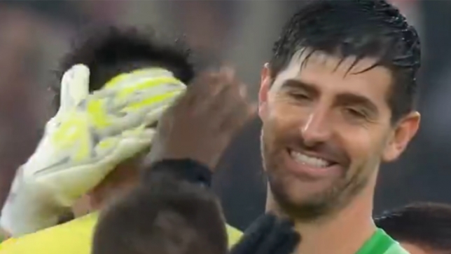 Le câlin de Courtois à Trubin après le match.