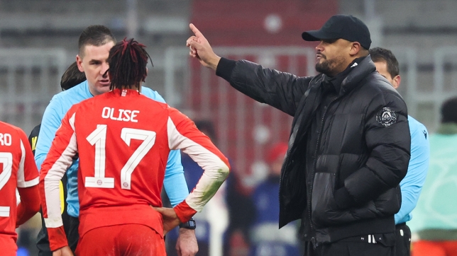 Vincent Kompany a reçu les félicitations de notre équipe.