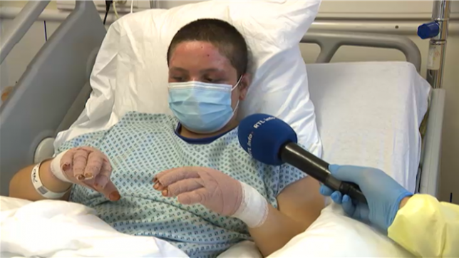 Elle détaille comment elle a réussi à s'échapper de l'immeuble en flammes, ses premiers gestes pour tenter d'apaiser ses mains brûlées, sa greffe et les deux prochaines années de soins qui l'attende.