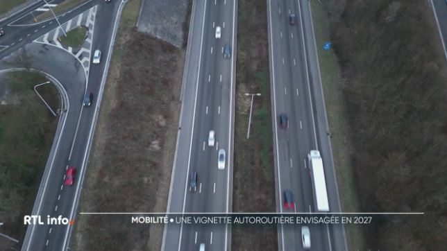 Aujourd'hui, une réunion technique s'est tenue entre les Régions wallonne et flamande.
Objectif : réfléchir à l'élaboration de cette taxe autoroutière annuelle, qui serait en quelque sorte l'équivalent des péages en France.