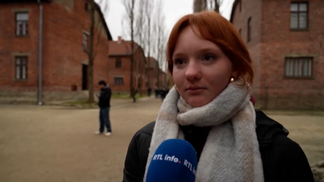 Une jeune rhétoricienne en visite à Auschwitz.