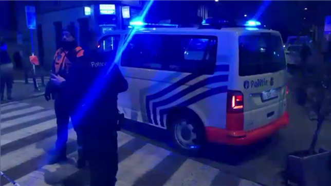 Une fusillade mortelle s’est produite ce jeudi soir rue Gillon, à Saint-Josse-ten-Noode. Alertés vers 19h20, les secours ont tenté de réanimer une victime atteinte par balles, en vain. Le parquet de Bruxelles a été saisi.