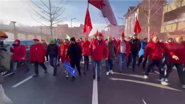 Grève du TEC : de nombreux manifestants défilent à Namur.