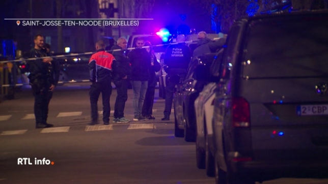 Les habitants, alertés par des coups de feu, ont prévenu la police. La victime, un homme de 50 ans, a été touché par 4 balles, alors qu'il rentrait chez lui. Les suspects auraient fui en trottinette. Le Parquet de Bruxelles a ouvert une enquête.