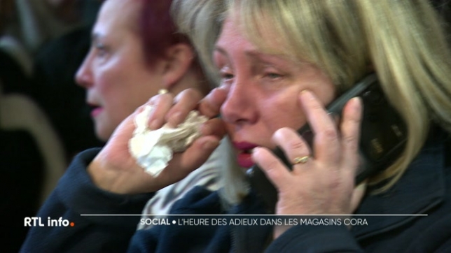 La journée était chargée d'émotion pour tous les travailleurs et les habitués des magasins Cora. Les derniers clients ont profité des prix bradés, et les collègues licenciés se sont dits au revoir.