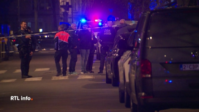 Les habitants, alertés par des coups de feu, ont prévenu la police. La victime, un homme de 50 ans, a été touché par 4 balles, alors qu'il rentrait chez lui. Les suspects auraient fui en trottinette. La police lance un appel à témoin.