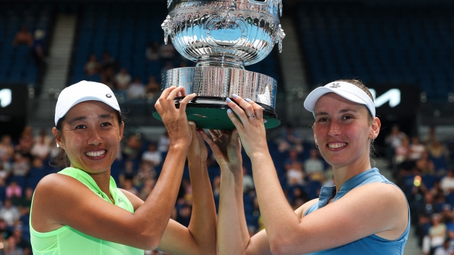 Zhang Shuai et Elise Mertens avec le trophée du tournoi double féminin de l’Open d’Australie